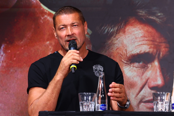 FOTO: Petr Jákl předtím dělal rozhovor s Arnoldem Schwarzeneggerem. – stránka 5
