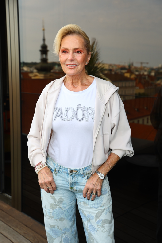 FOTO: Helena Vondráčková za rok oslaví 80 let. – stránka 24