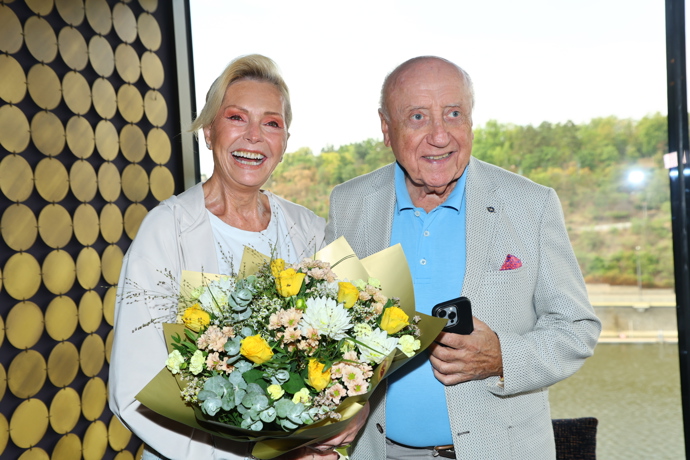 FOTO: Helena Vondráčková a Felix Slováček. – stránka 9