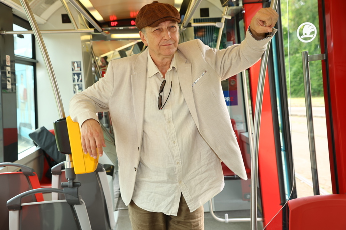 FOTO: Jan Vondráček je hlas MHD. – stránka 6