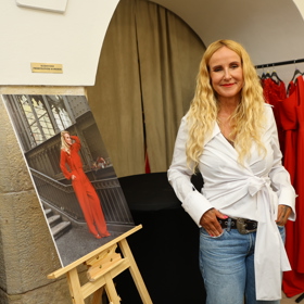 Vendula Pizingerová vynesla atypicky střiženou bílou košili.