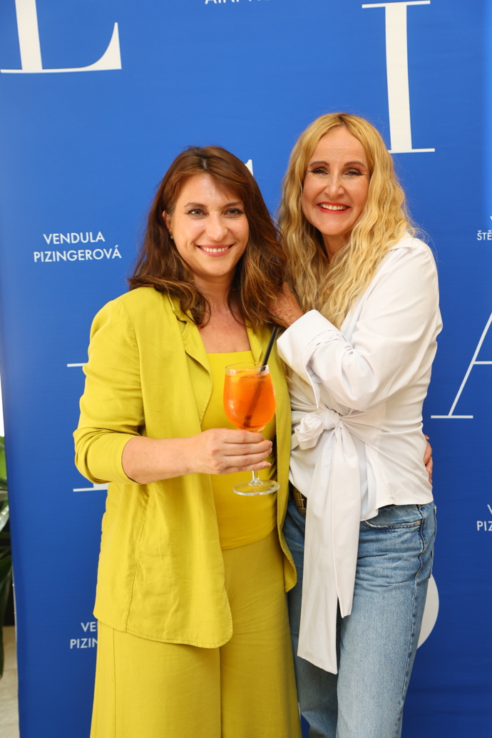 FOTO: Vendula Pizingerová s Martinou Pipkovou Loudovou. – stránka 14