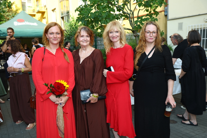 FOTO: Sestry Ester, Aňa a Lela se svou maminkou Věrou Geislerovou. – stránka 1