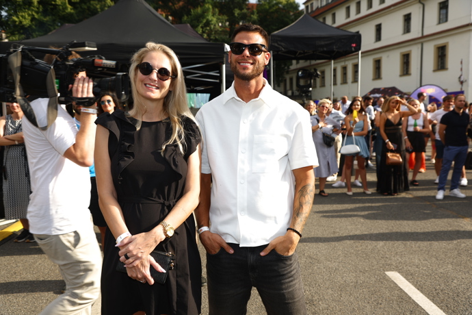 FOTO: Mia Kirchnerová dorazila společně s partnerem. – stránka 11
