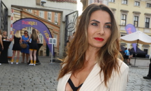 Decastelo tvořila v minulosti pár se známým fotografem.