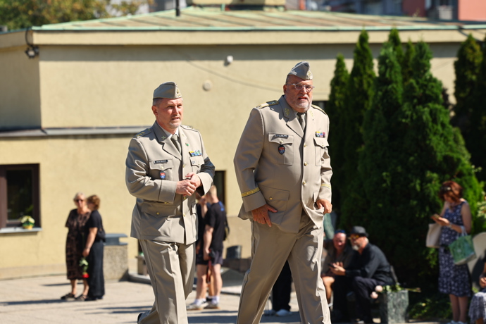 FOTO: Pohřeb proběhl se státními poctami. – stránka 58