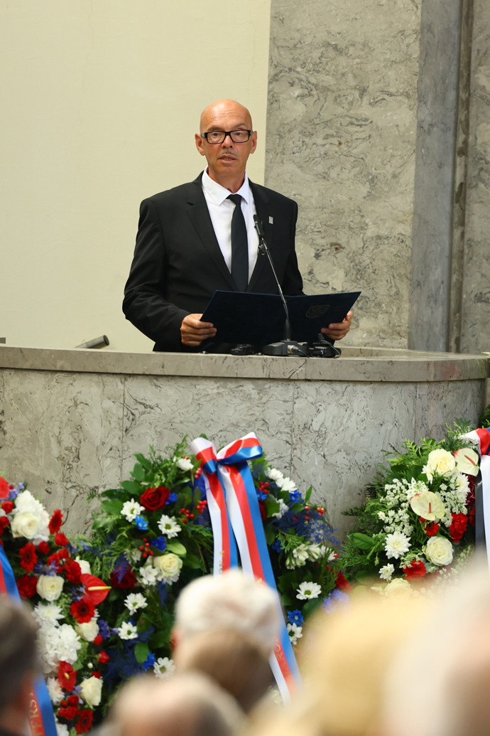 FOTO: Smuteční řeč pronesl Oto Klempíř. – stránka 1