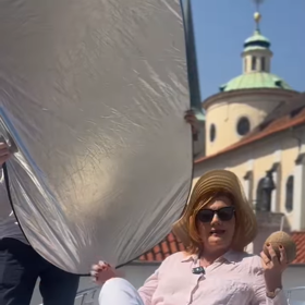 Alena Schillerová s kokosem.