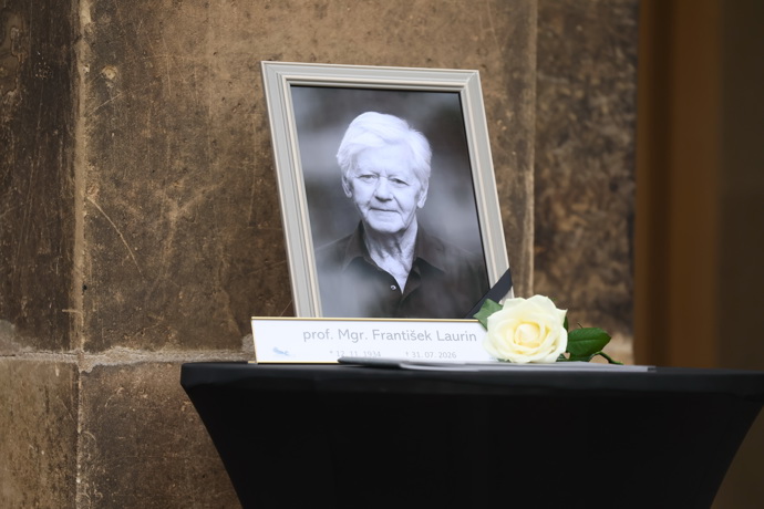 FOTO: Poslední rozloučení s Františkem Laurinem. – stránka 8