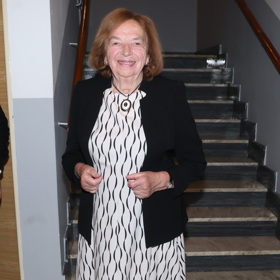 Livia Klausová oblékla bílé vzorované maxi šaty, doplněné o černé sako.