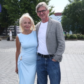 Jiří Strach vyrazil na tiskovou konferenci v bílém tričku, šedém saku a džínách. Fotografům zapózoval s Veronikou Žilkovou.