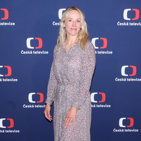 Petra Hřebíčková vynesla letní maxi šaty s tečkovaným potiskem a dlouhým rukávem.