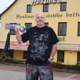 Zdeněk Pohlreich navštívil v prvním díle Ano, Šéfe! Hostinec U Zlatého buřtu. 