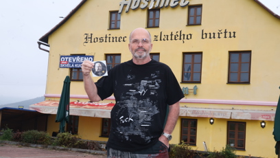 FOTO: Zdeněk Pohlreich navštívil v prvním díle 9. série Ano, Šéfe! Hostinec U Zlatého buřtu.