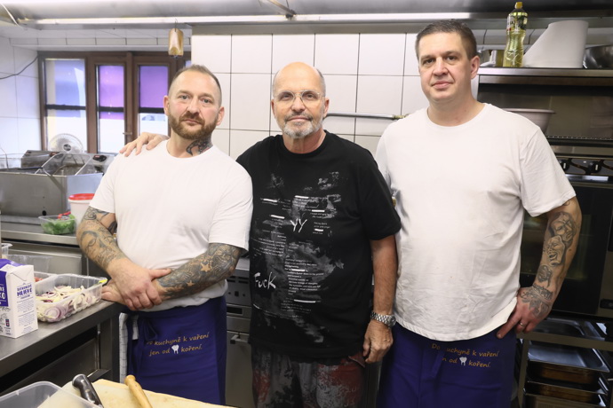 FOTO: Kuchař Erik, Zdeněk Pohlreich, Kuchař Štěpán – stránka 42