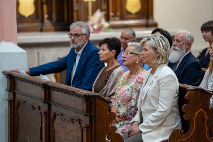 FOTO: Některé fanoušky naštvalo, že se Eva Pavlová objevila na slavnostním zahájení festivalu po boku operní pěvkyně Dagmar Peckové, která nyní kandiduje do Senátu za ODS. Považují to za předvolební kampaň. – stránka 69