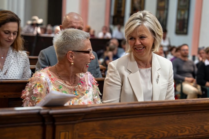 FOTO: Operní pěvkyně Dagmar Pecková darovala první dámě Evě Pavlové ručně háčkovanou kabelku. – stránka 67