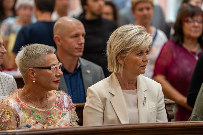 FOTO: Některé fanoušky naštvalo, že se Eva Pavlová objevila na slavnostním zahájení festivalu po boku operní pěvkyně Dagmar Peckové, která nyní kandiduje do Senátu za ODS. Považují to za předvolební kampaň. – stránka 60