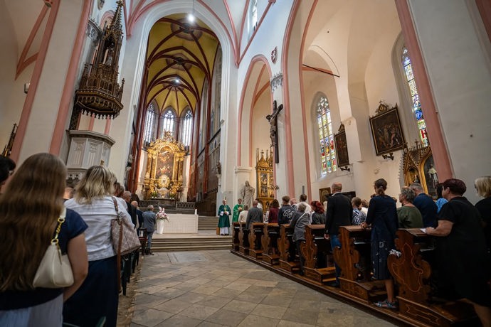 FOTO: První dáma Eva Pavlová sdílela na sociálních sítích fotografie ze zahájení hudebního festivalu Zlatá Pecka v Chrudimi. – stránka 1