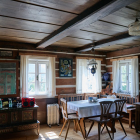 Sednice neboli obytná místnost je původní.