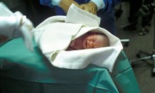 Žena s transplantovanou dělohou porodila zdravou holčičku.