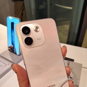 Na snímku vidíte barvu Cloud Blush určenou pouze pro REDMI Note 17 Pro Max 5G.