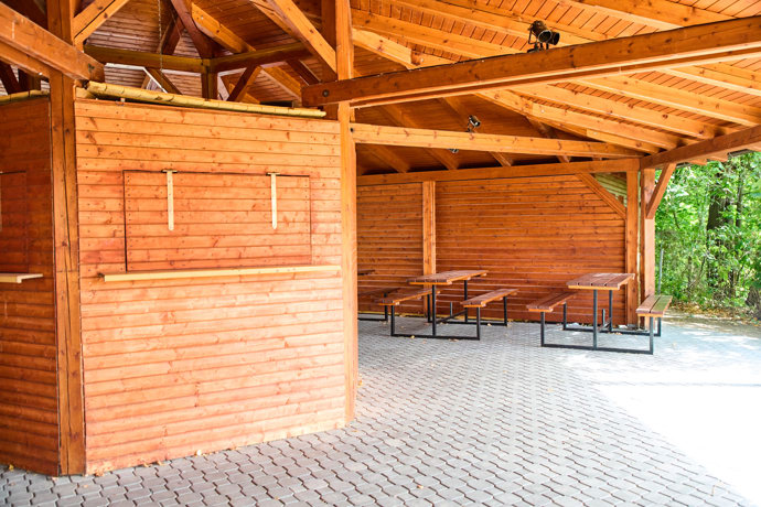 FOTO: Venkovní prostory restaurace jsou také vcelku velké. – stránka 8