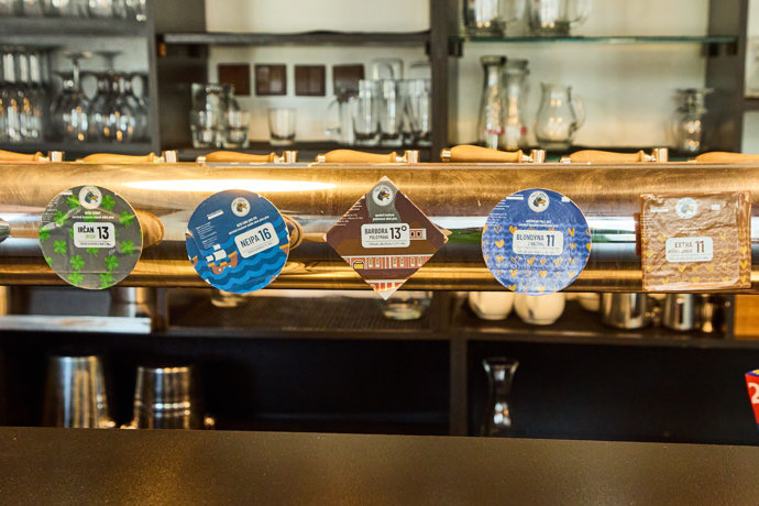 FOTO: Restaurace je spojená s pivovarem, kde majitel vaří pivo. – stránka 23
