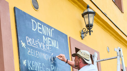 FOTO: Tabule před restaurací je každý den psána nanovo.