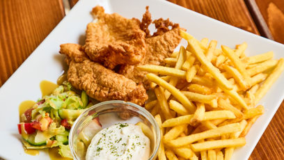 FOTO: Zdeněk Pohlreich naučil kuchaře v restauraci dělat fish and chips.
