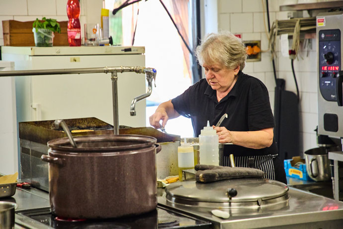 FOTO: Někteří lidé zavolali na restauraci Hamrovka hygienu. – stránka 187