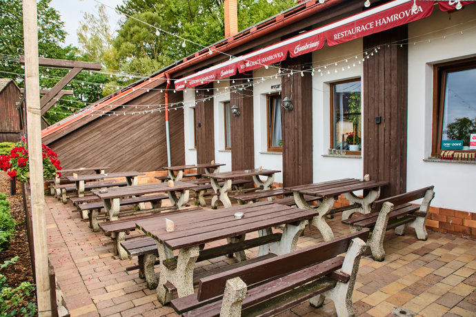 FOTO: Restaurace Hamrovka má i venkovní prostory. – stránka 184