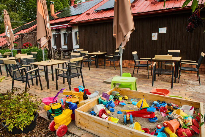 FOTO: Dětské hřiště u restaurace Hamrovky. – stránka 183