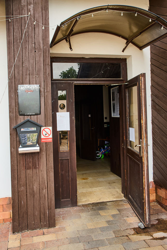 FOTO: Vchod do restaurace Hamrovka. – stránka 182