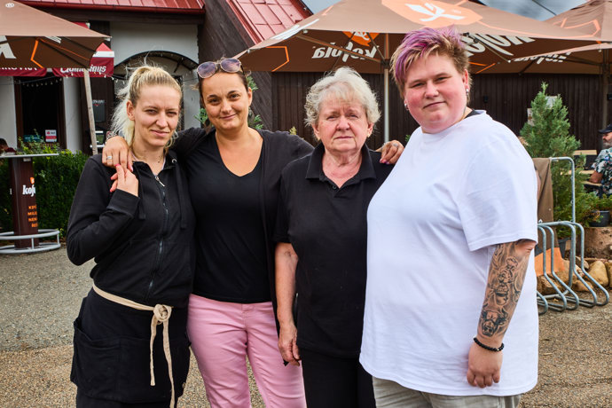FOTO: Ženy, které se starají o chod restaurace Hamrovka. – stránka 170