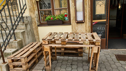 FOTO: Venkovní sezení je vytvořené z palet.