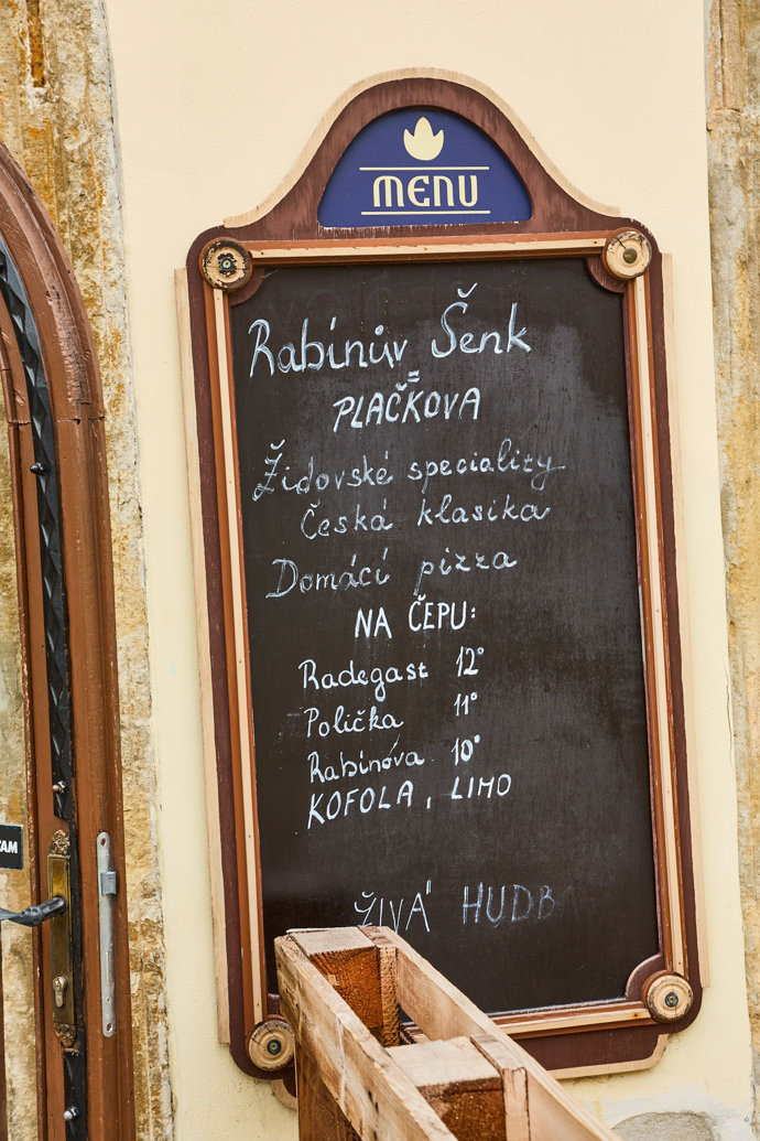 FOTO: Na čepu mají hned několik piv a nealka. – stránka 163
