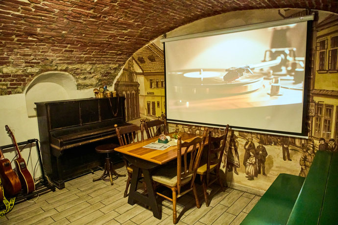 FOTO: V restauraci Plačkova je dokonce i piáno a několik kytar. – stránka 159