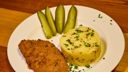 FOTO: Židovský řízek se šťouchaným bramborem.