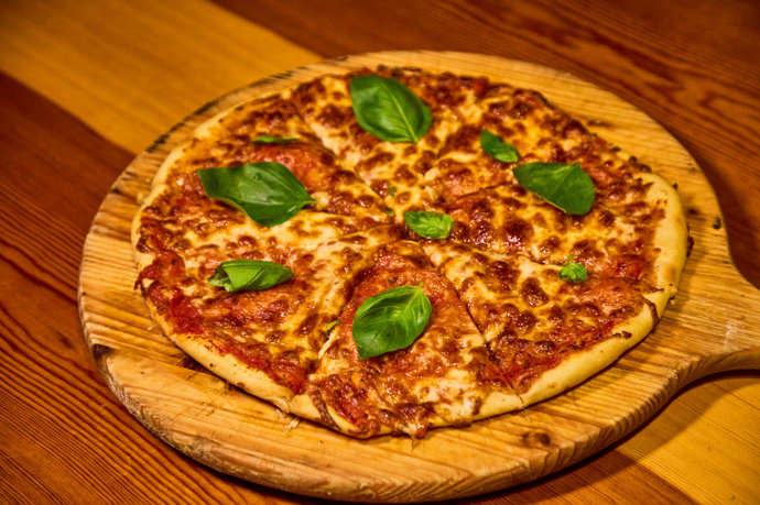 FOTO: Domácí pizza Margharita. – stránka 146
