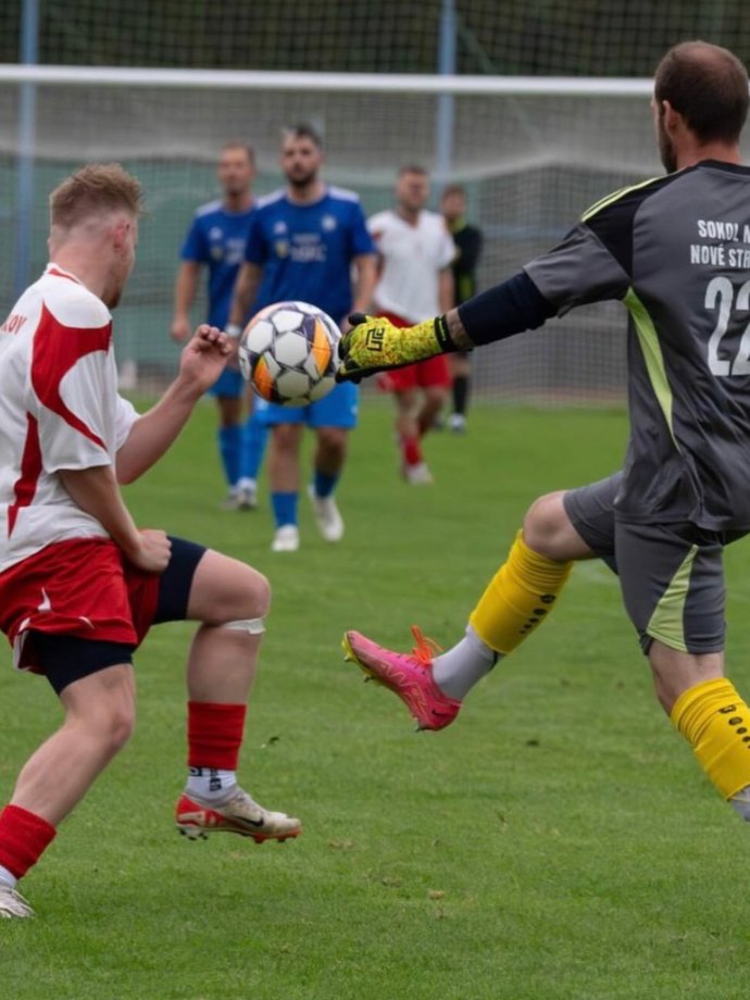FOTO: Martin Klíma působil jako brankář TJ Sokol Mšec–Nové Strašecí. – stránka 4