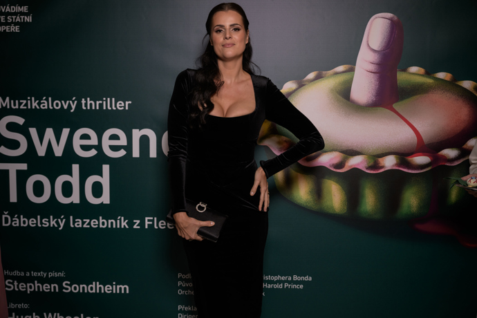 FOTO: Ornella Koktová přišla v doprovodu kamarádky. – stránka 1
