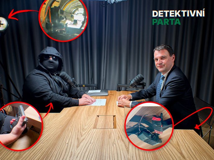 FOTO: Během rozhovoru se v místnosti nacházelo několik nebezpečných atrap, které Ochranná služba neměla šanci zlikvidovat. – stránka 2