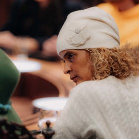 Monika měla terč na zádech.