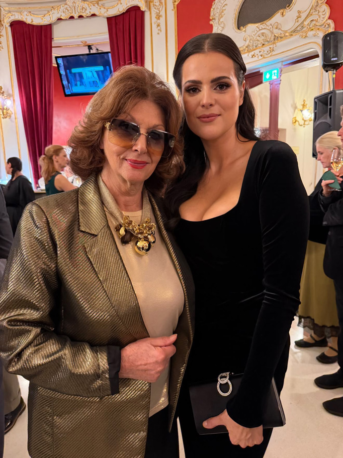 FOTO: Ornella Koktová po boku Saskie Burešové. – stránka 1