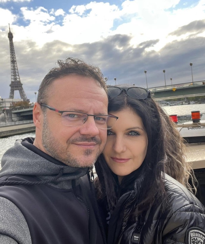 FOTO: Šéf veřejnoprávního rozhlasu René Zavoral září štěstím po boku své nové lásky, kterou je dcera exministryně zdravotnictví Marie Součkové. – stránka 6