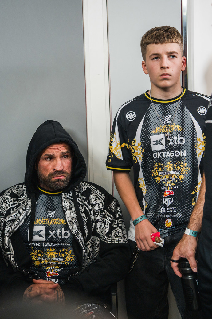 FOTO: Karlos Vémola a jeho nejstarší syn CJ. – stránka 10