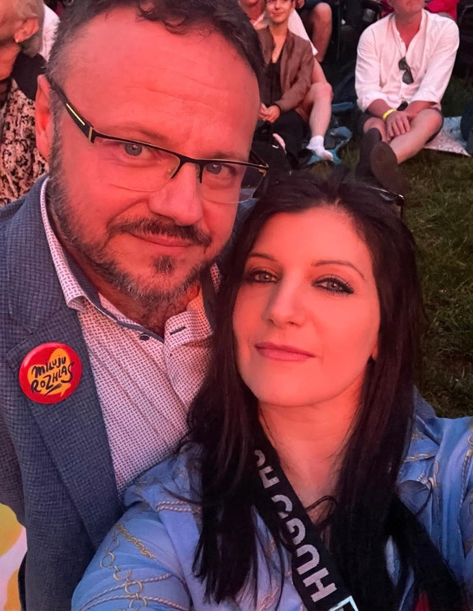 FOTO: Generální ředitel Českého rozhlasu René Zavoral měl letos v létě napilno. Se svou partnerkou Miriam Tejklovou totiž navštívil řadu míst. – stránka 5