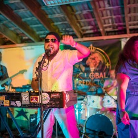 Bývalá hvězda SuperStar zůstala věrná reggae, i když jeho život se mezitím výrazně změnil.