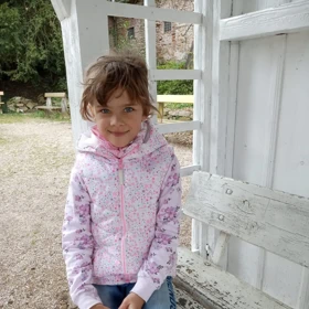 Veronika je třináctiletá slečna, která si od malička musela poradit s problémy se sluchem.